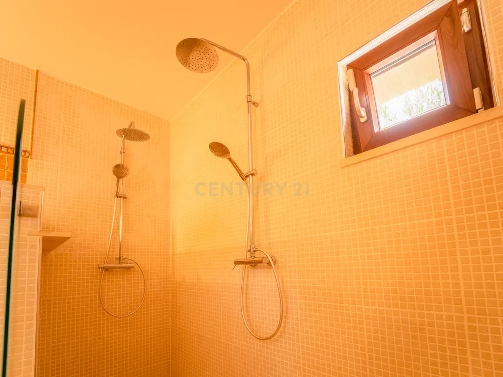 Propriedade com três habitações, piscina aquecida e sauna, num terreno de 10.000 m² - Image 63
