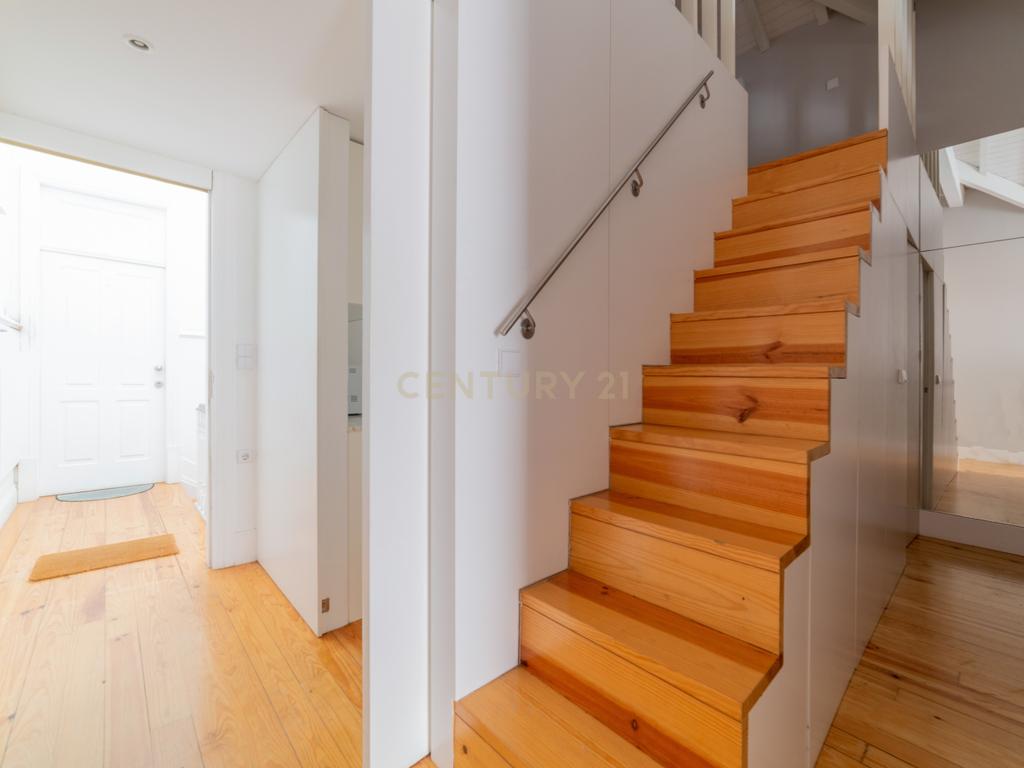 Apartamento com Terraço e Vista Única sobre o Porto – Rua de Santa Teresa - Image 11