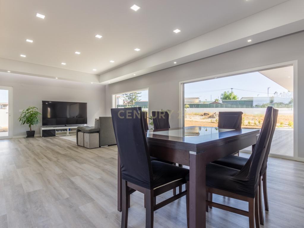 Vila Alegre / Fernão Ferro - Luxuosa moradia isolada térrea de 4 assoalhadas com arquitetura comtemporânea inserida em lote de 2775 m² - Image 6