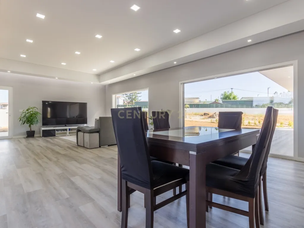 Vila Alegre / Fernão Ferro - Luxuosa moradia isolada térrea de 4 assoalhadas com arquitetura comtemporânea inserida em lote de 2775 m² - Image 6