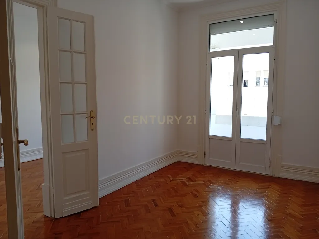 Situado no Bairro Azul junto do Metro e do El Corte Inglês/Fundação Gulbenkian, tem este apartamento com traça antiga com 7 assoalhadas dispostas numa área de 200 m². - Image 10