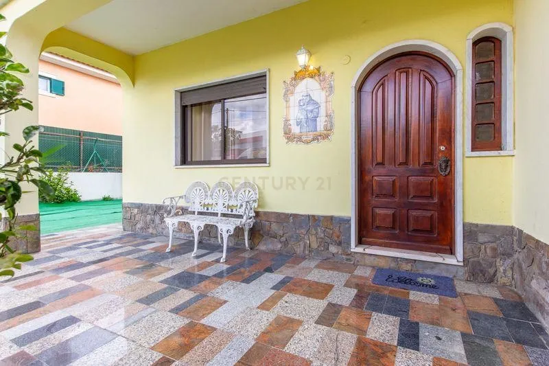 Moradia T4 com Vista para o Campo e Cidade em Localização Privilegiada -Charneca da Caparica, Almada - Image 30