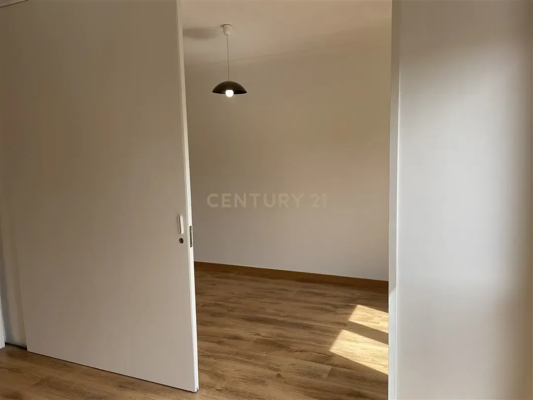 Apartamento T3 Duplex em Telheiras – 104 m², Estacionamento e Arrecadação - Image 15