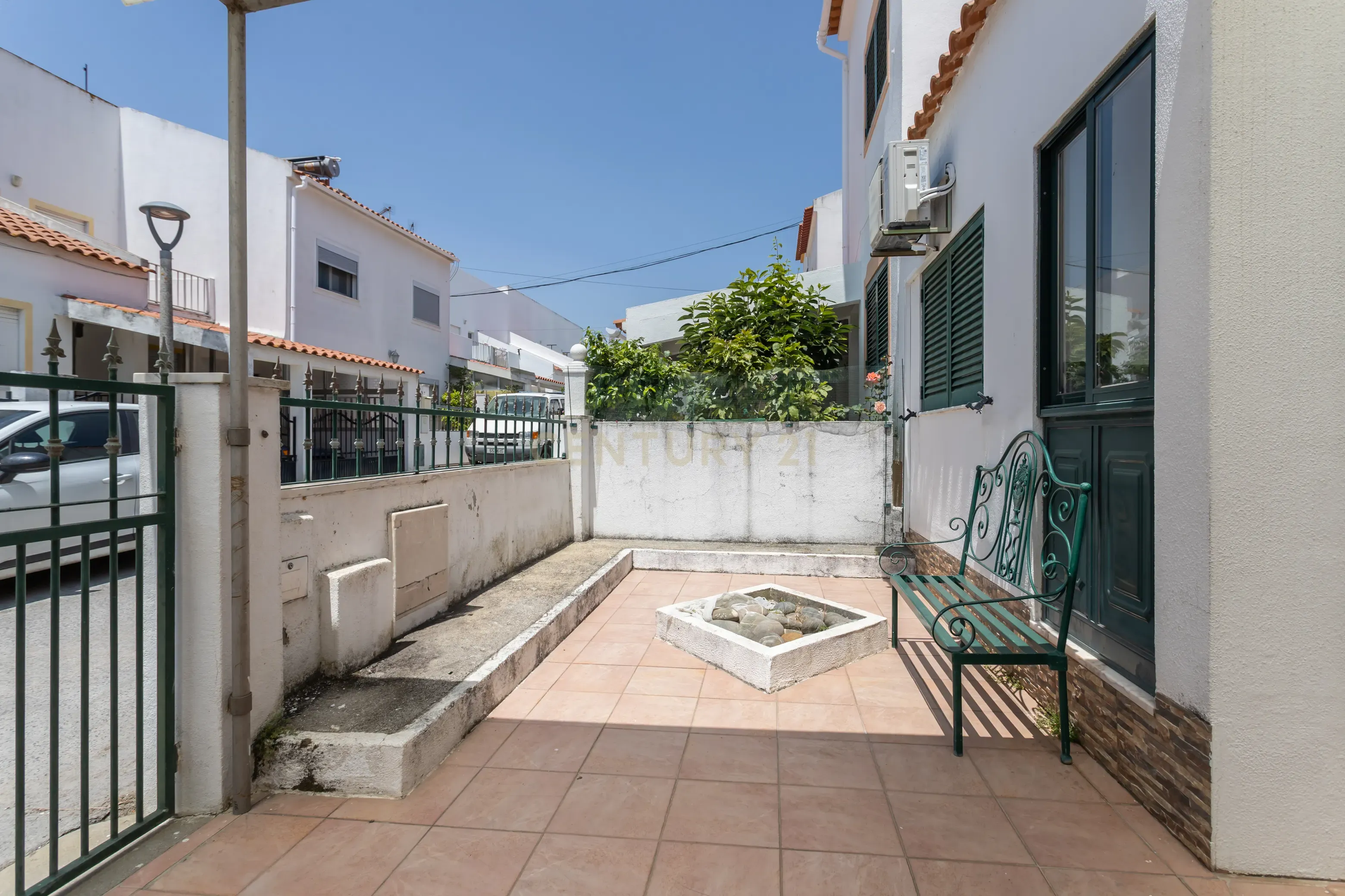 Moradia T3 Renovada com Painéis Solares, Ar Condicionado e 2 Logradouros | Manteigadas - Setúbal - Image 3