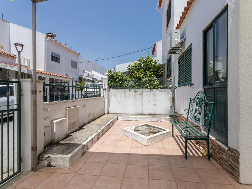 Moradia T3 Renovada com Painéis Solares, Ar Condicionado e 2 Logradouros | Manteigadas - Setúbal - Image 3