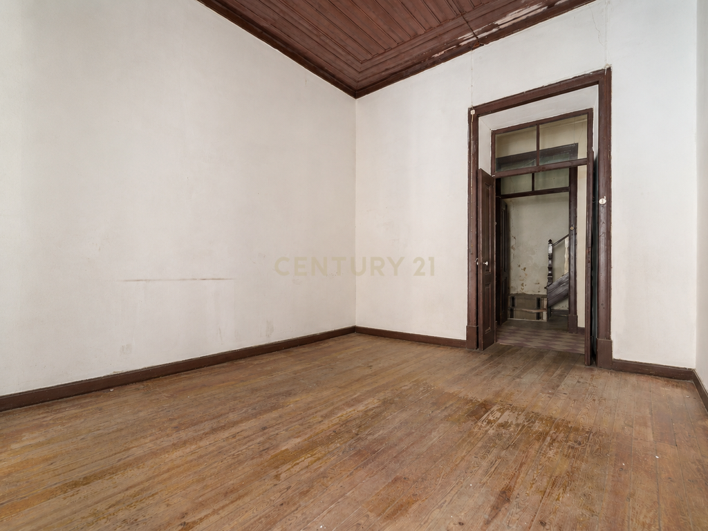 Andar de Moradia T7 | Baixa de Faro | Potencial para Hostel | Terraços - Image 14