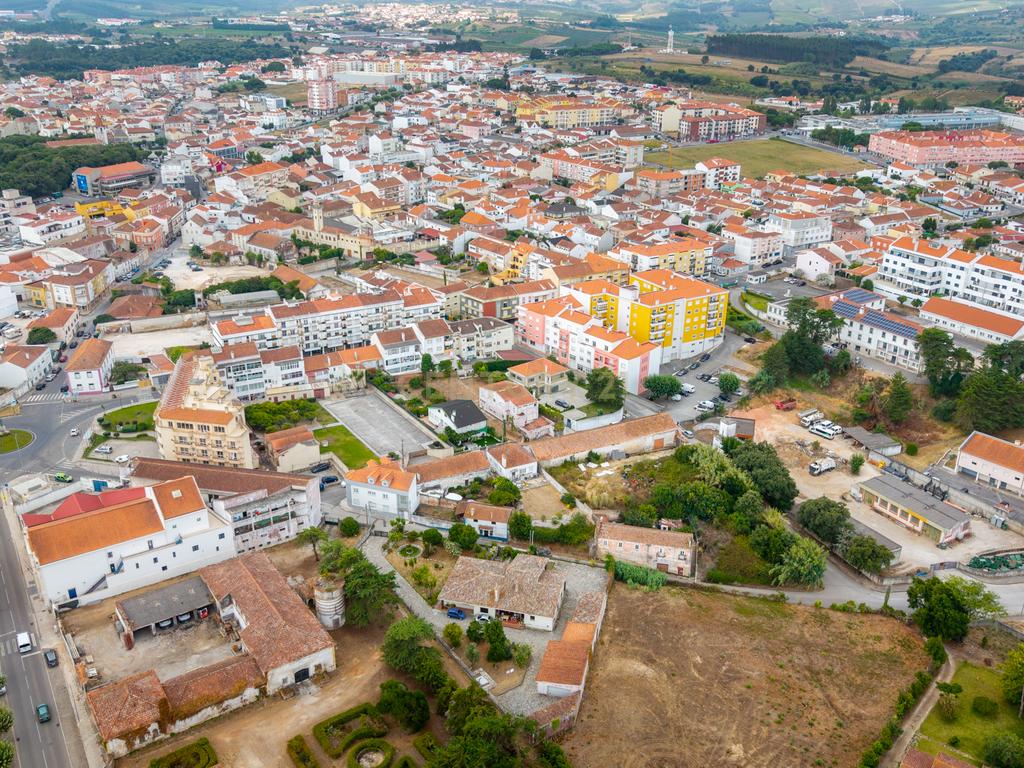 Moradia T5 para remodelar ou lote para construção — Centro do Bombarral - Image 13