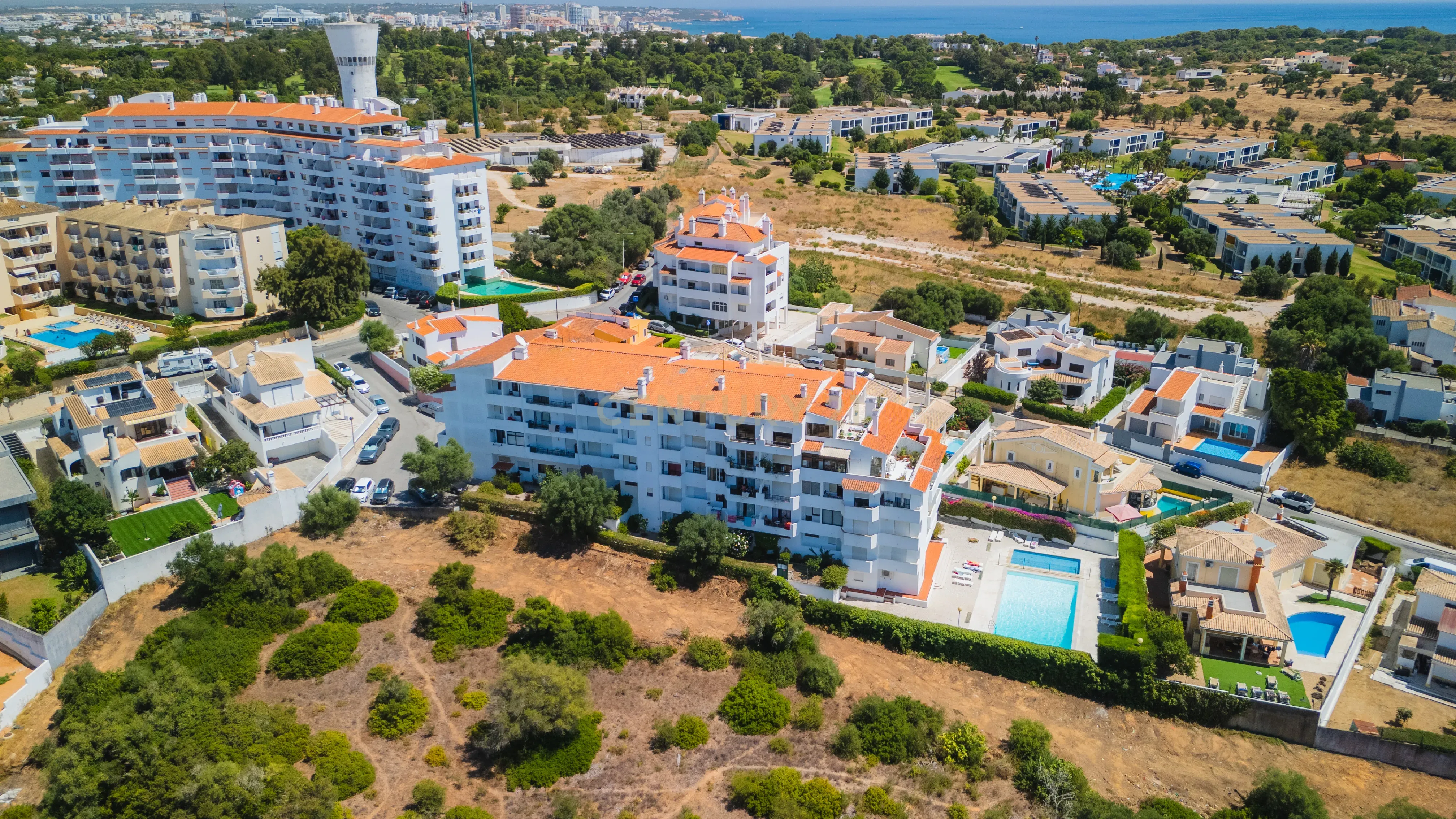 Apartamento renovado com Piscina, Garagem, com varandas, perto da praia em Alvor