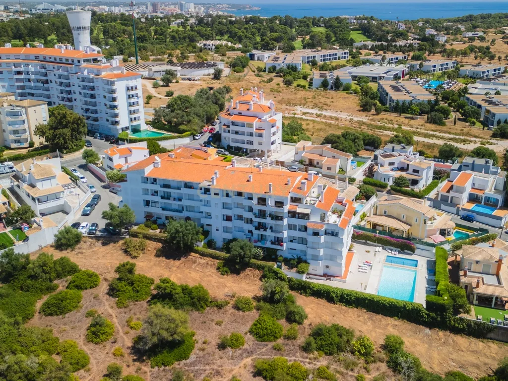 Apartamento renovado com Piscina, Garagem, com varandas, perto da praia em Alvor - Image 1