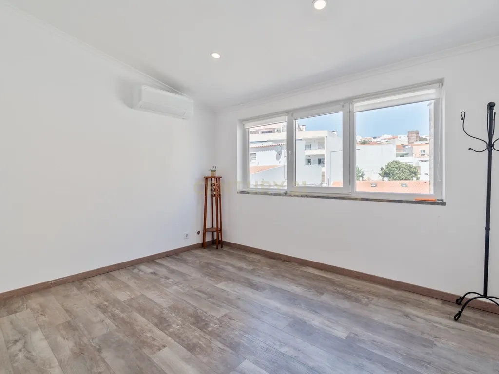 T4 Duplex totalmente renovado no Bairro do Progresso – Silves - Image 19