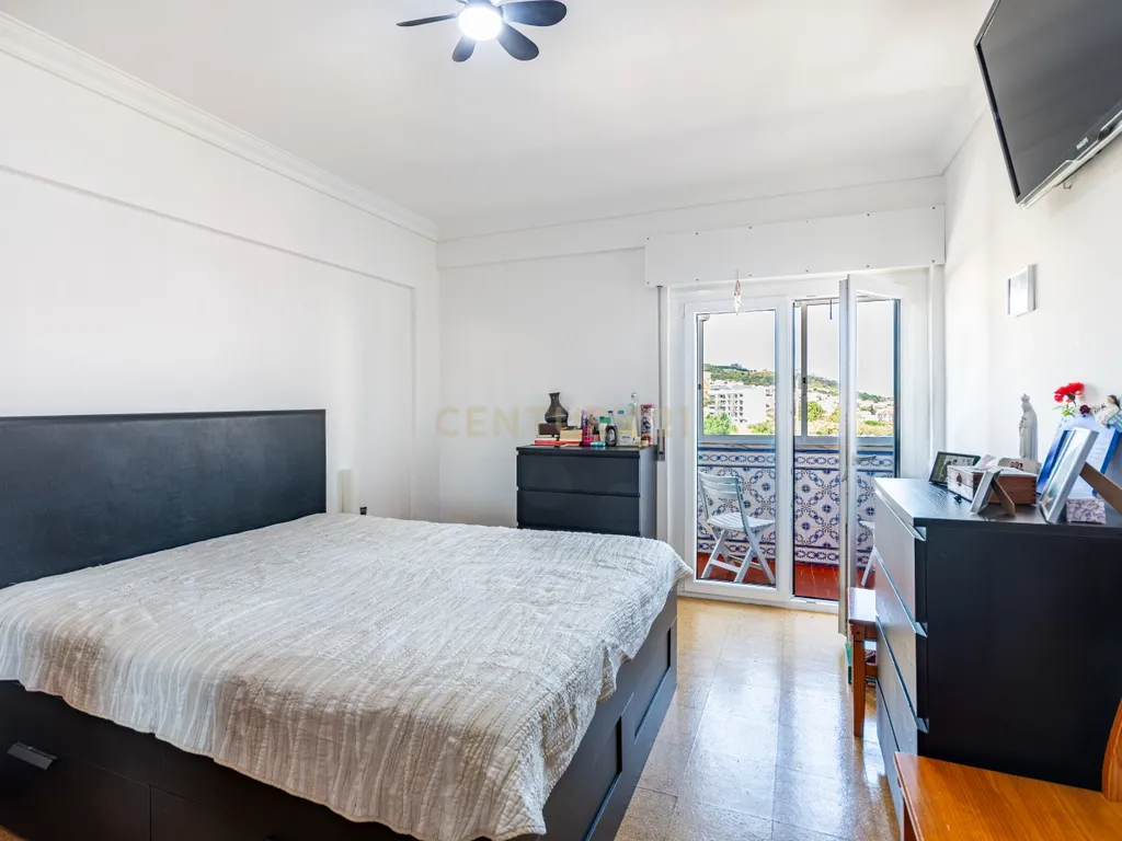Apartamento T3 em Caneças com Vista e Luz Natural - Image 13