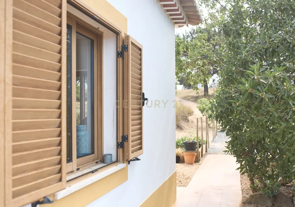 Acorde com vistas deslumbrantes sobre o oceano no seu rancho exclusivo de 8,4 hectares no Algarve, em Aljezur! Inclui uma casa principal ecoeficiente com certificação energética A, perto de praias de surf lendárias. Este é o seu refúgio costeiro definitivo — agarre esta oportunidade rara e agende hoje mesmo a sua visita! - Image 64