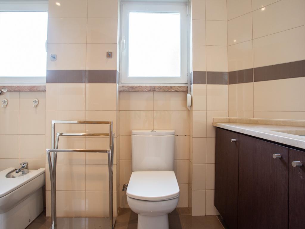 Apartamento T2 ,com suite, perto do metro do alto dos moinhos - Image 13