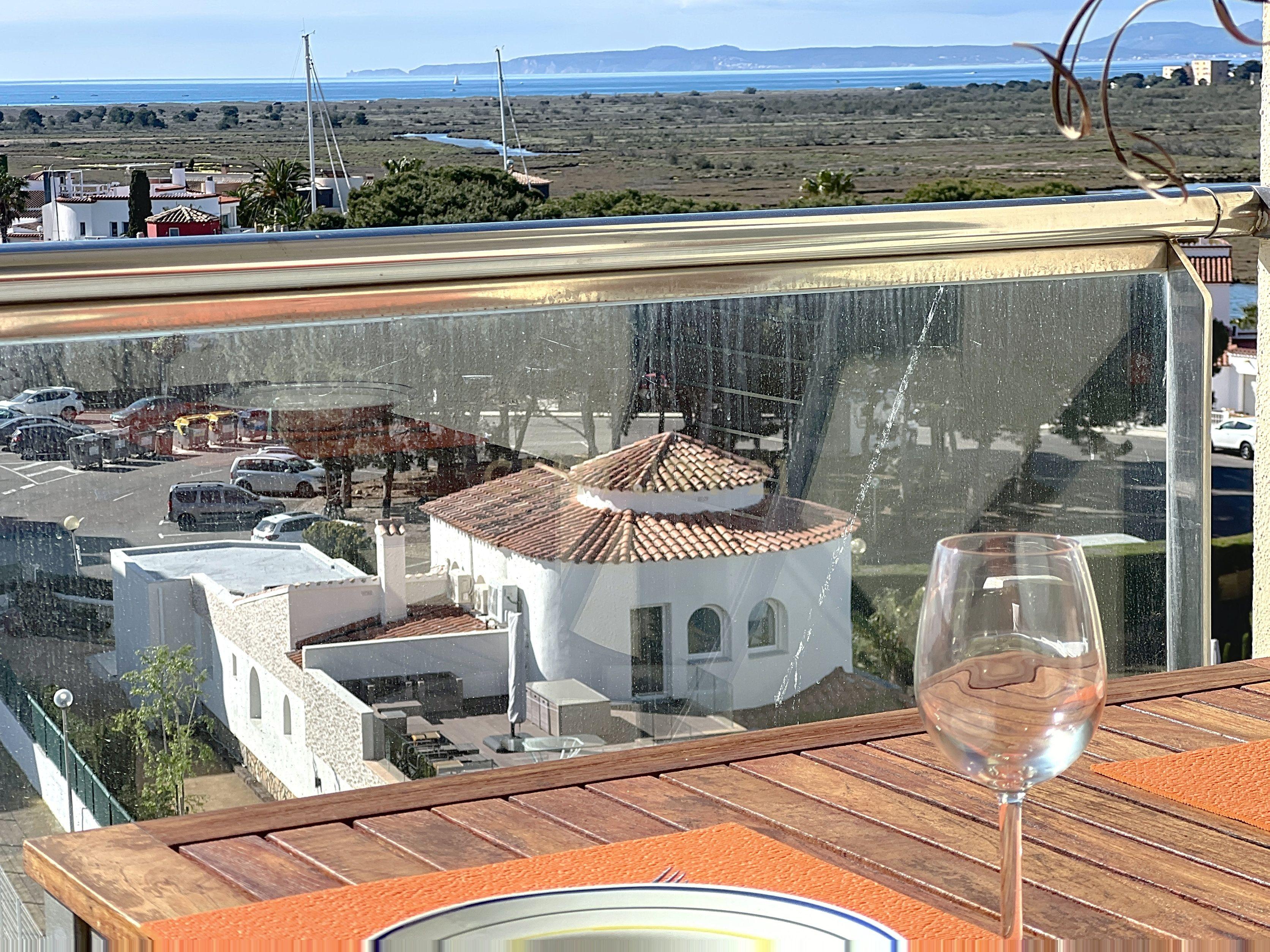 PARA VENDA - EM ROSAS NA COSTA BRAVA - EXCELENTE APARTAMENTO T1 COM VISTA PARA O MAR E PARA O CANAL - Image 4