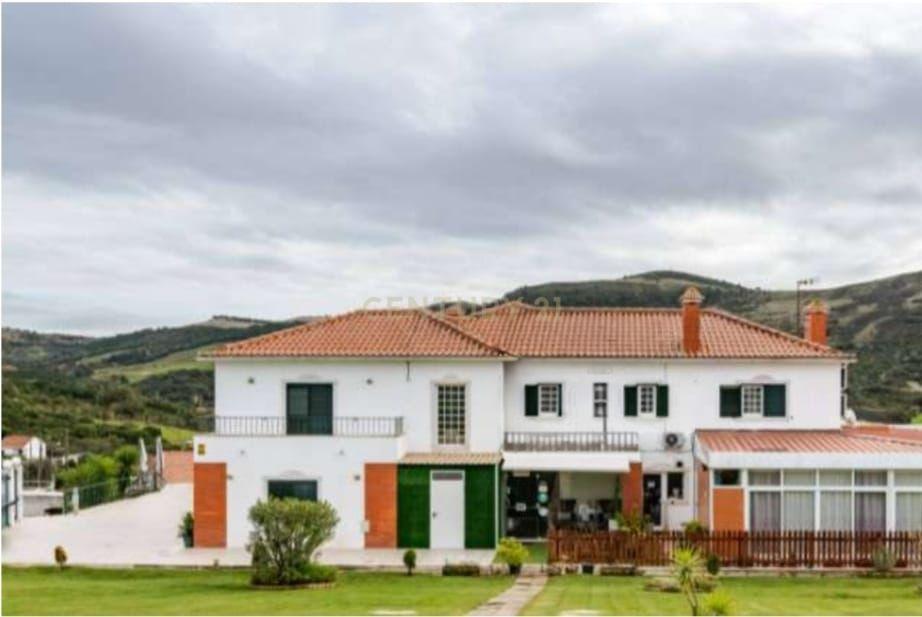 Excelente Oportunidade de Investimento – Moradia transformada em Lar de Idosos em actividade com Rendimento Garantido dentro de um terreno de 3546m2 em Bucelas - Image 1