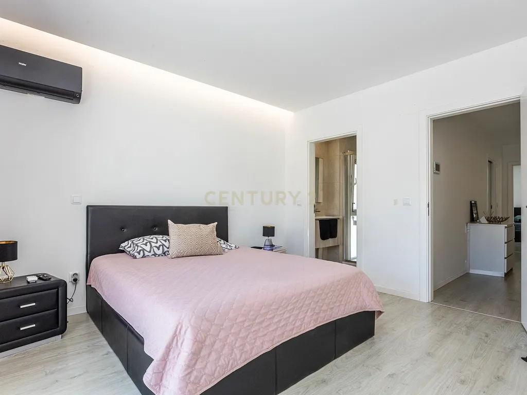 Moradia Contemporânea com Piscina a 5 minutos das praias da Costa da Caparica - Image 17