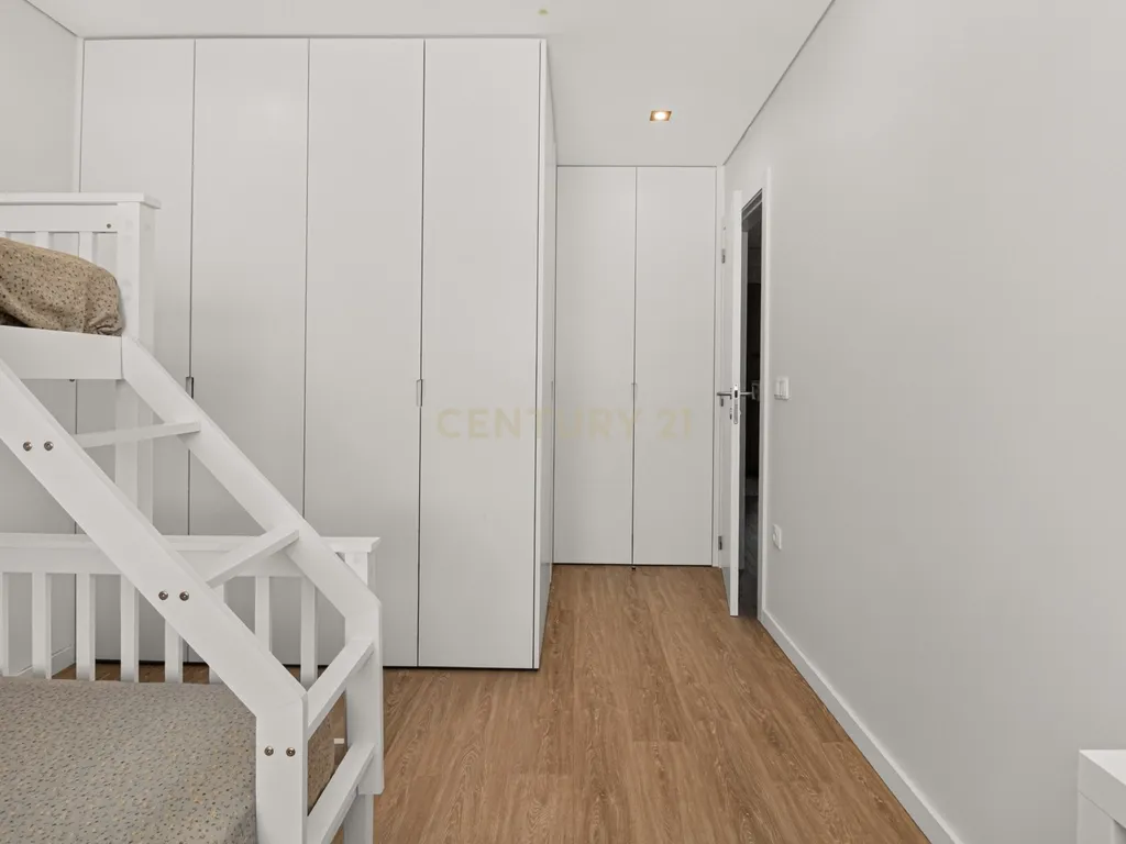 Apartamento Renovado com Vista Panorâmica em Braga - Image 15