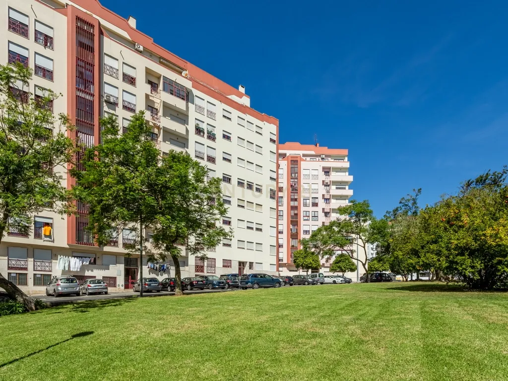 Fantástico Apartamento T3 com Excelente Luminosidade no Chapim, Odivelas - Image 2