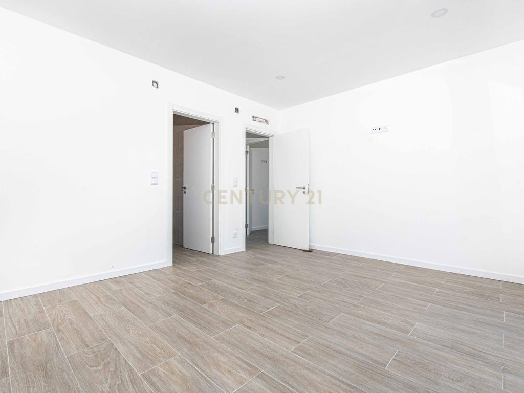 MORADIA T3 COM PISCINA E VISTA CAMPO - Image 14