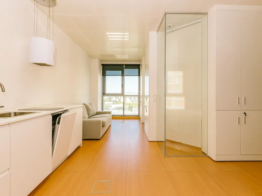 Escritório Transformado em Estúdio com Vista Panorâmica em no Parque das Nações - 390.000€ - Image 2