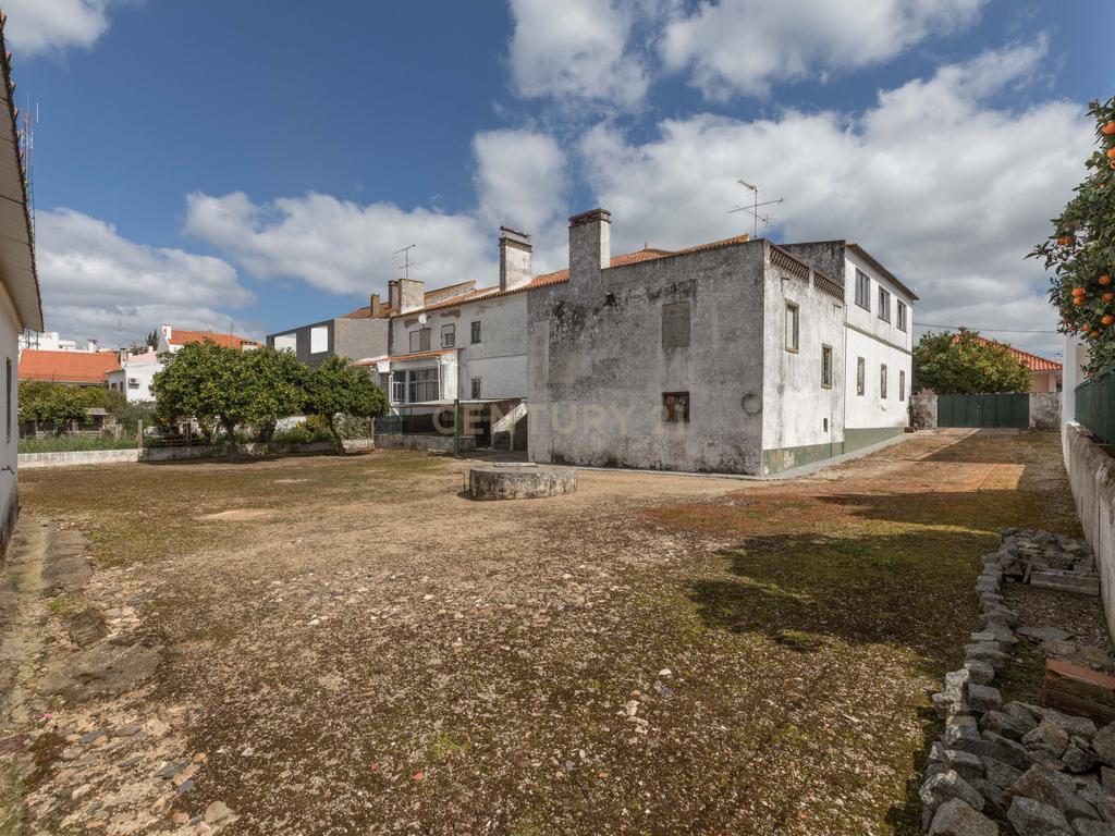 Moradia T6 com Jardim e Vista Panorâmica em Avis - Image 4