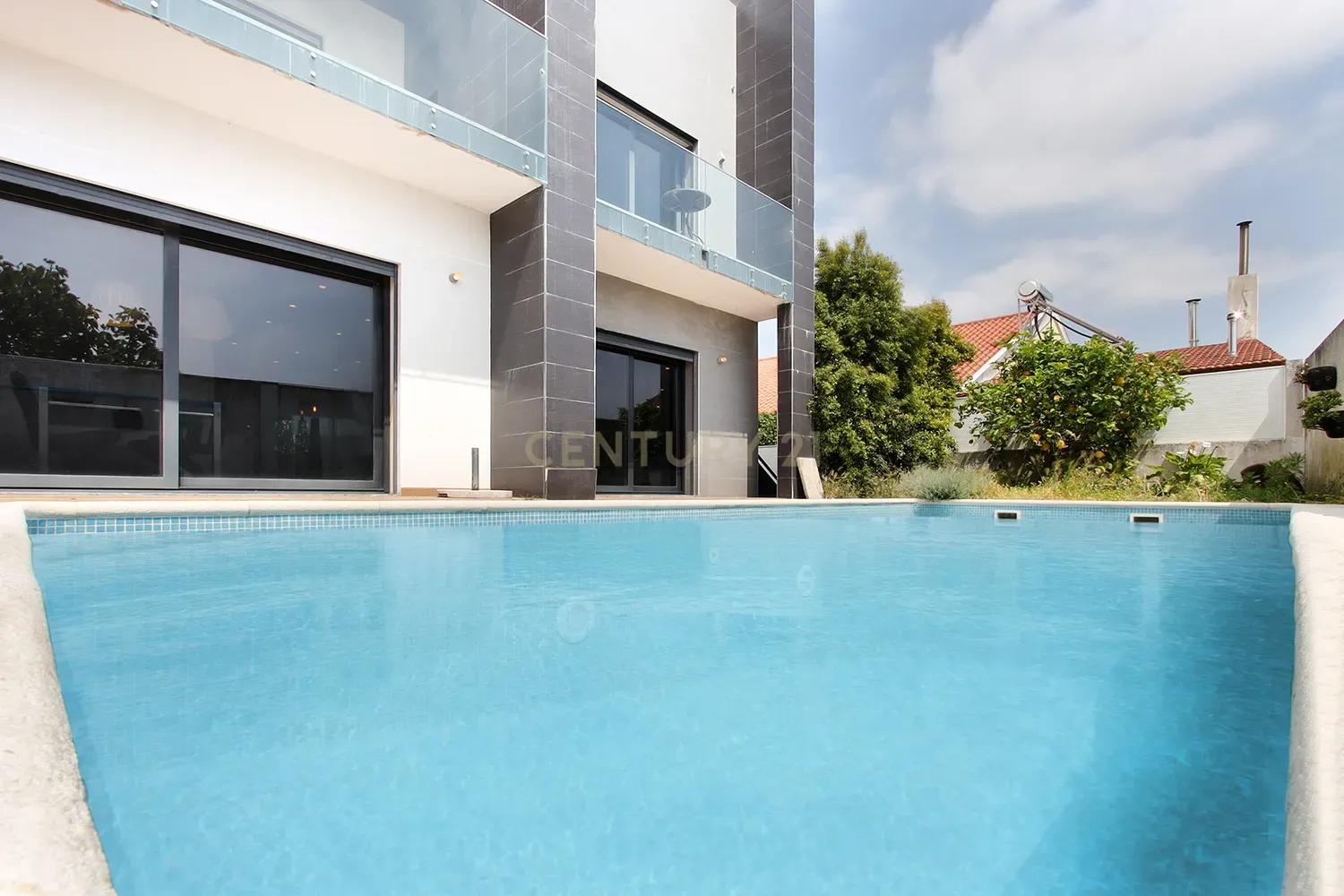 Fotografia 3 de Moradia Isolada T4 Moderna com Piscina Privada, Jardim e Garagem Ampla na Pontinha