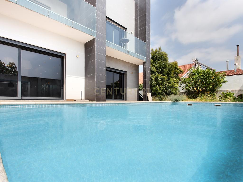 Moradia Isolada T4 Moderna com Piscina Privada, Jardim e Garagem Ampla na Pontinha - Image 3