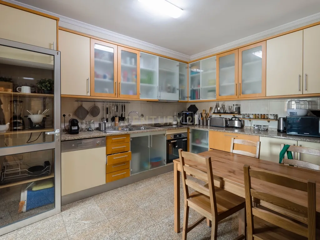 Penthouse Exclusiva T5 – Luxo, Conforto e Espaço em Pleno Coração da Cidade - Image 9