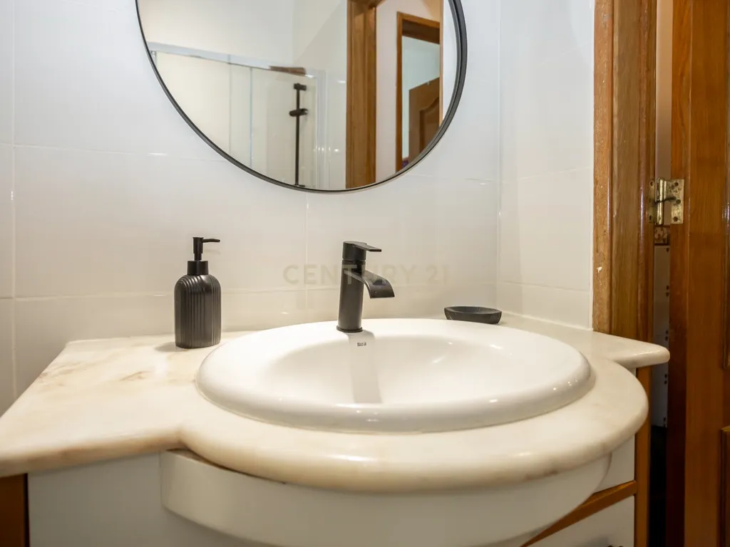 Apartamento T2 com Varanda Cruz de Pau, Amora - Seixal - 0651-06250 - Image 24