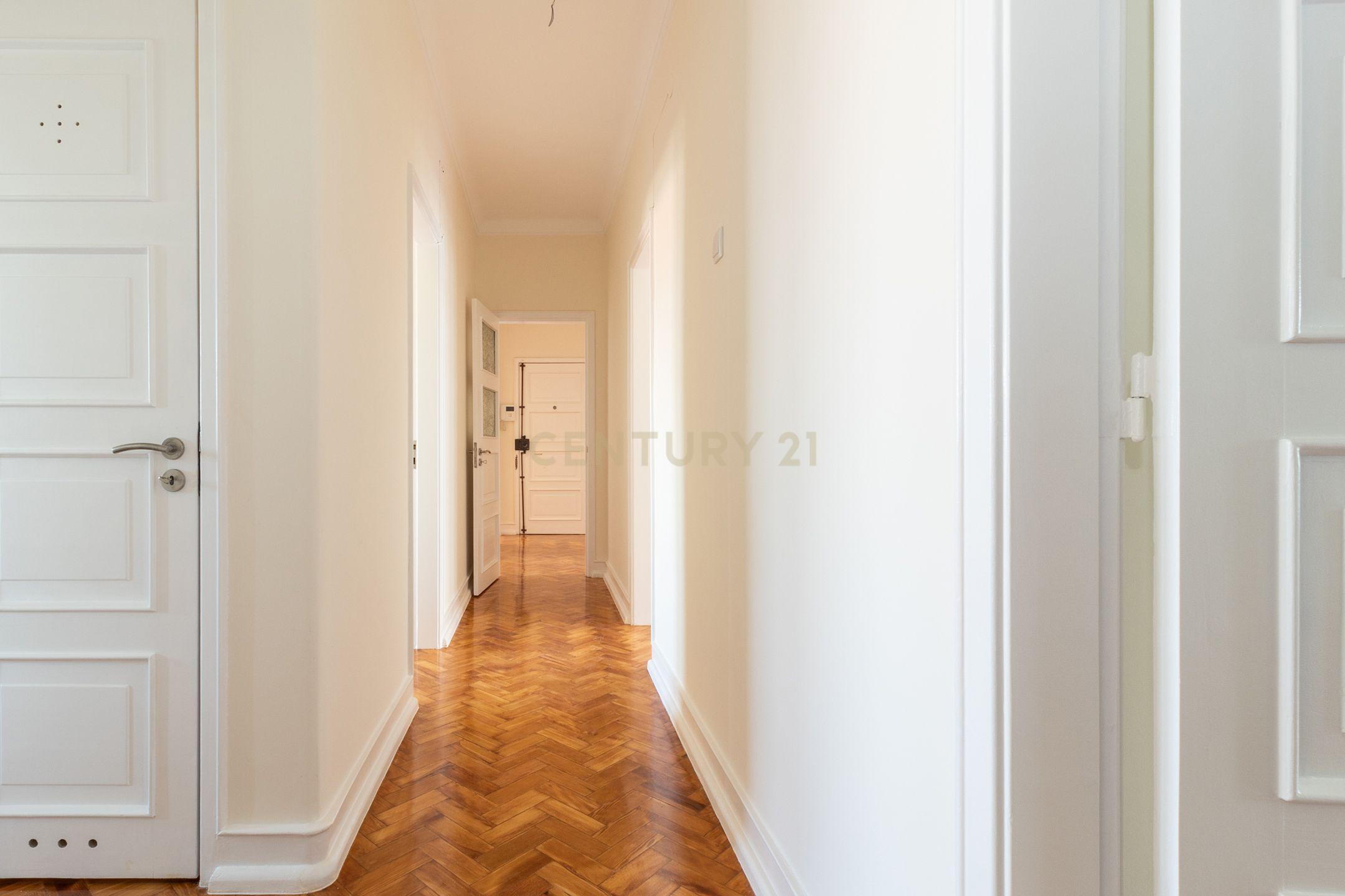Fotografia 11 de Apartamento T4 renovado, Bairro de São Miguel, Alvalade, Lisboa. Para Arrendar!