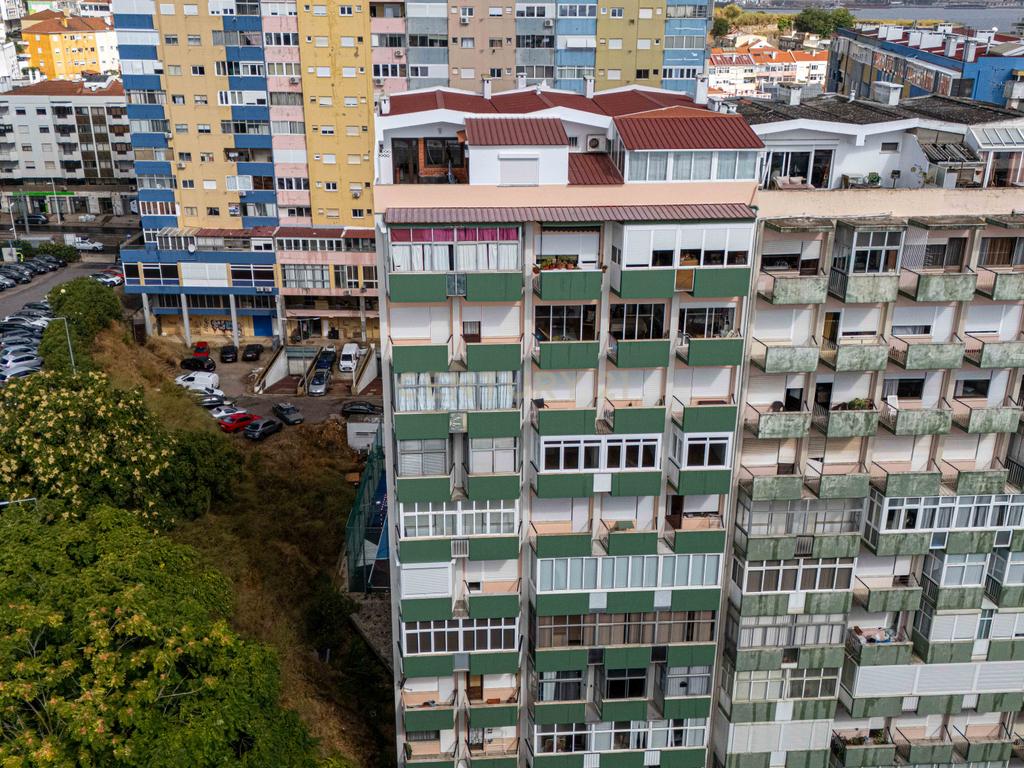 T3 Totalmente Remodelado com Vista Rio | Cacilhas, Almada - Image 26
