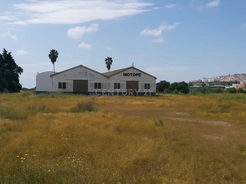 💼 Espaço Industrial/Comercial com 2 Armazéns e Terreno Amplo – Excelente Potencial em Beja - Image 1
