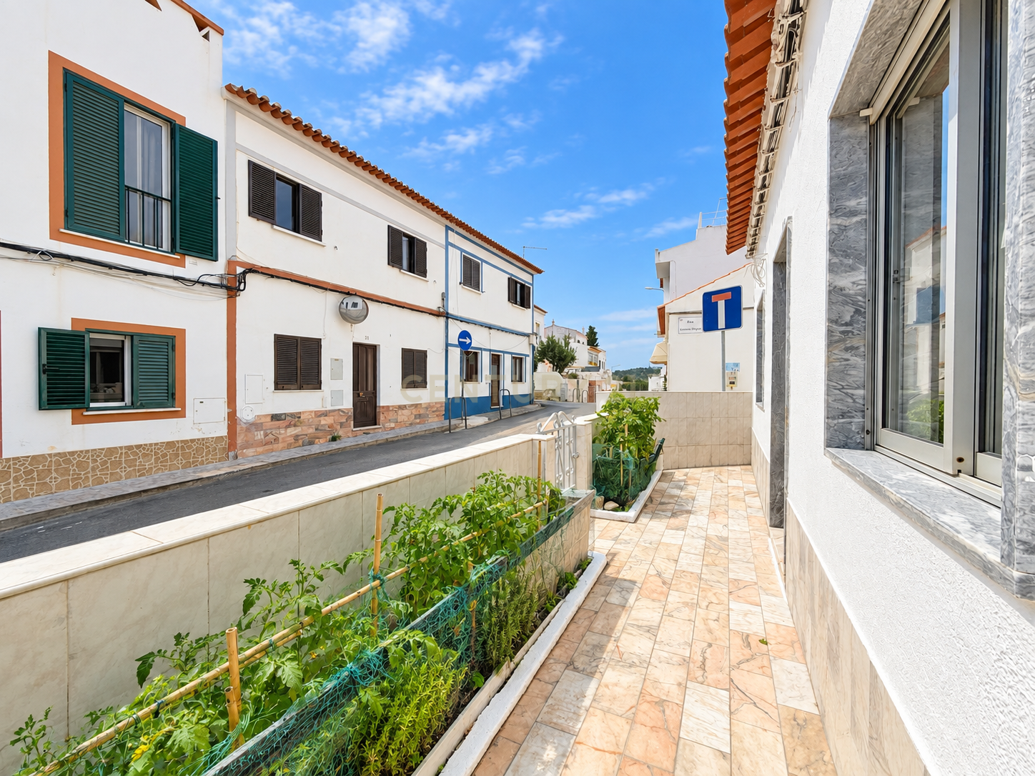 Fotografia 5 de Uma casa com alma portuguesa, espaço exterior e Lagos mesmo ali ao lado.