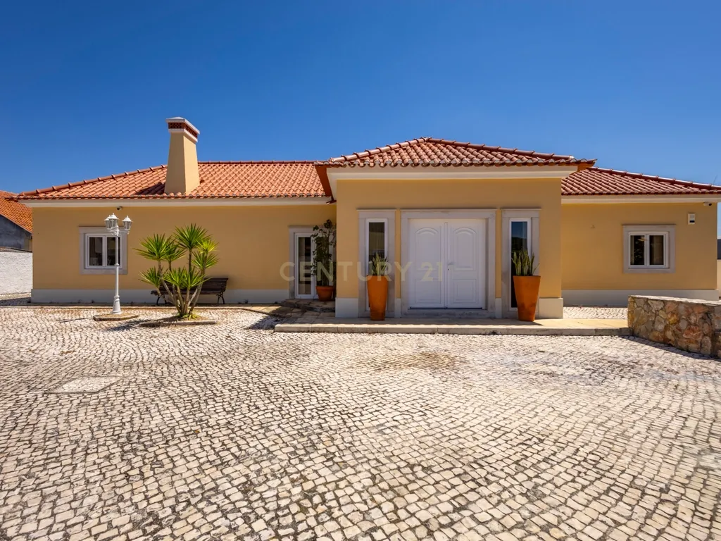 Moradia T5 Térrea com Piscina, Garagem e Lote de 2000 m² – Venda do Alcaide - Image 1