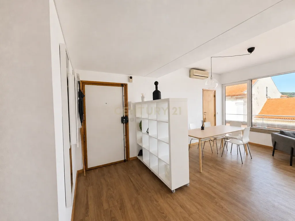 Arrendamento – Elegante Apartamento T1 com Terraço e Vista sobre o Rio Tejo no Chiado. - Image 11