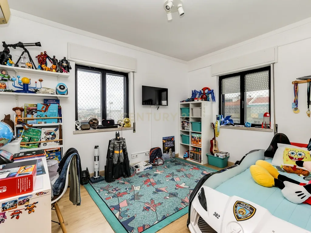 Apartamento T3 com lugar de garagem e arrecadação, situado em Benfica. - Image 12