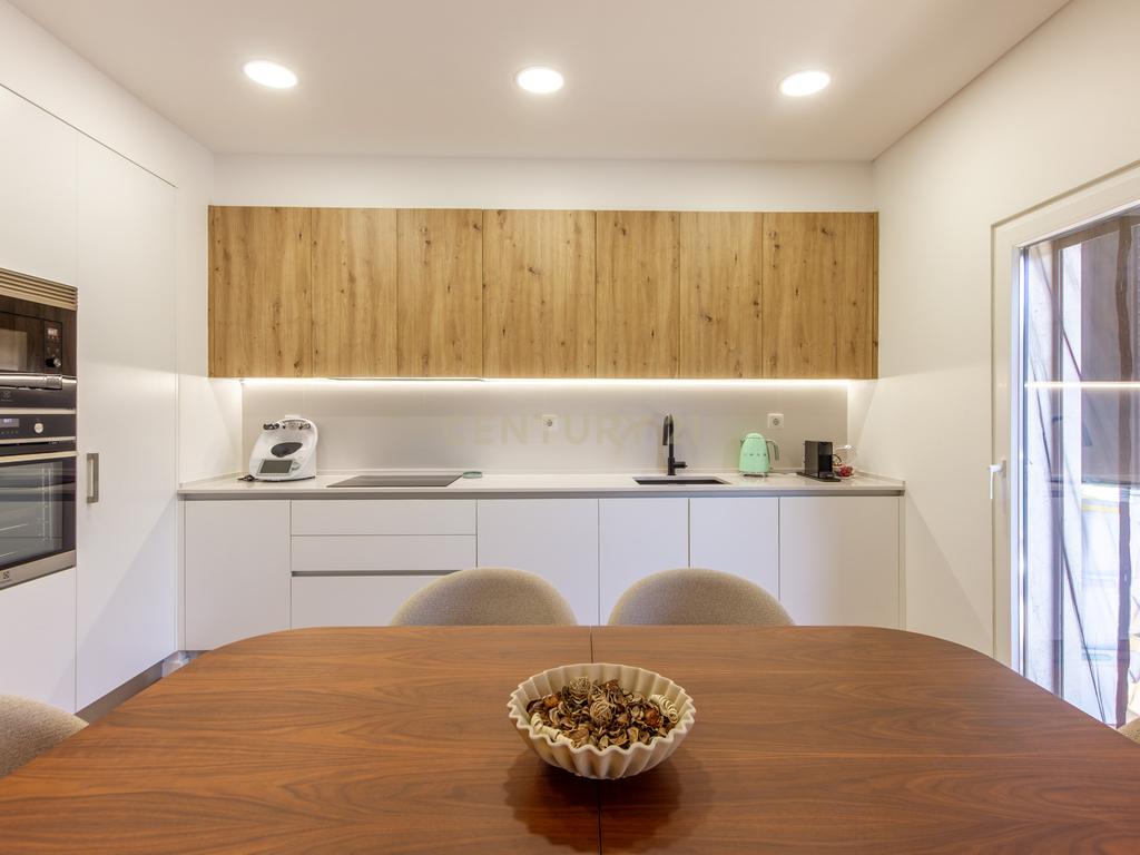 Moderno apartamento T3, com parqueamento e varandas em Santo António da Charneca, Barreiro - Image 9