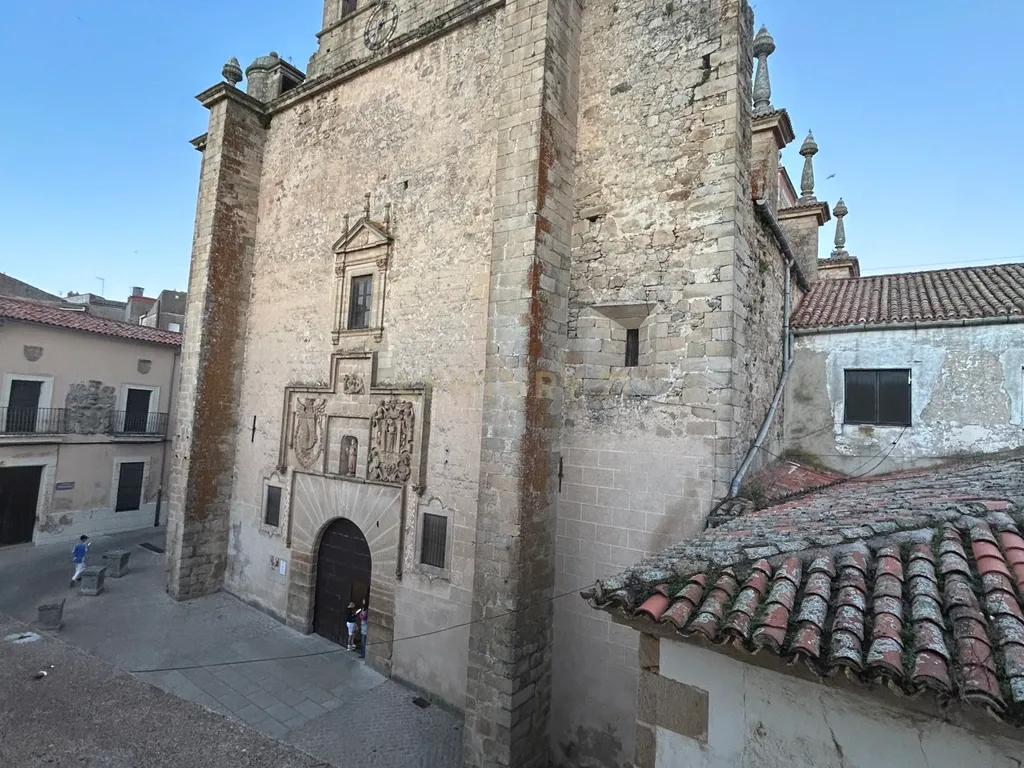 Edifício exclusivo com grande potencial numa das melhores zonas de Trujillo - Image 76