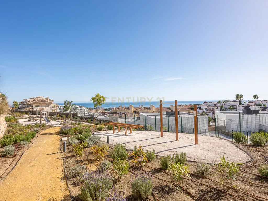 Moradia geminada nova para venda (2024) – Onde o mar, a luz e a tranquilidade se tornam o seu estilo de vida No coração da Costa del Sol, onde o azul do mar se funde com o céu e a brisa marítima o acaricia todas as manhãs, encontrará quatro espetaculares moradias geminadas novas, construídas em 2024, concebidas para aqueles que sonham em viver num ambiente privilegiado. Cada casa foi projetada para cativá-lo desde o primeiro momento. As suas vistas deslumbrantes para o mar acompanham cada momento do dia, enchendo os espaços de luz, serenidade e beleza natural. Aqui, cada nascer do sol torna-se um espetáculo e cada pôr do sol um momento para recordar. As casas têm três quartos espaçosos e três casas de banho, com espaços luminosos e cuidadosamente projetados para oferecer conforto, privacidade e bem-estar. Tudo é novo, com um estilo moderno que combina elegância, funcionalidade e harmonia com o ambiente mediterrâneo. Para aqueles que procuram algo ainda mais exclusivo, existe a opção de combinar duas propriedades, criando uma casa verdadeiramente única com até 6 quartos, ideal para famílias numerosas, receber convidados ou para aqueles que desejam espaço sem sacrificar o conforto. Venda de casa geminada nova construída em (2024) – Onde o mar, a luz e a tranquilidade se tornam o seu estilo de vida - Image 23
