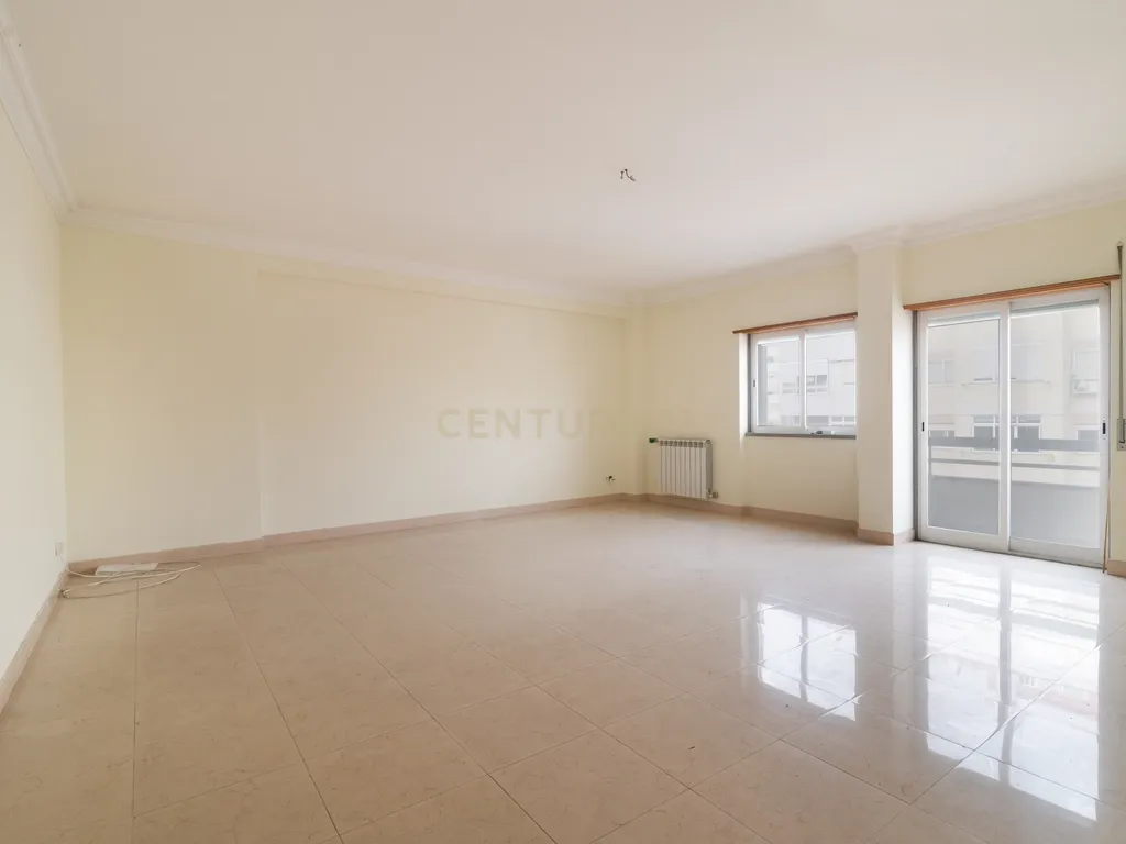 Apartamento T4 no Centro de Odivelas com Parqueamento para 3 Viaturas - Image 1