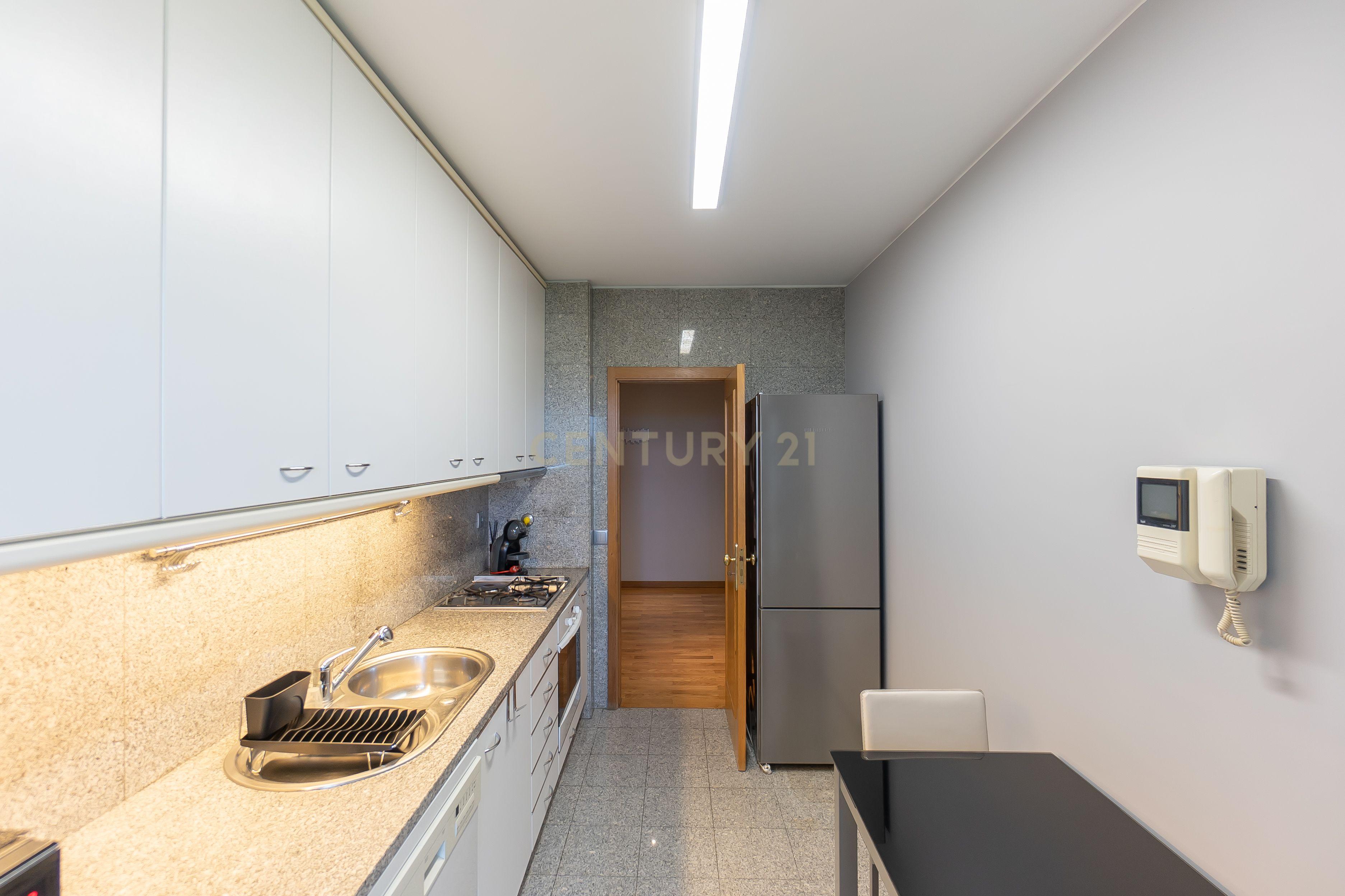 Fotografia 12 de Apartamento T2 para Arrendamento em Lordelo do Ouro, Porto