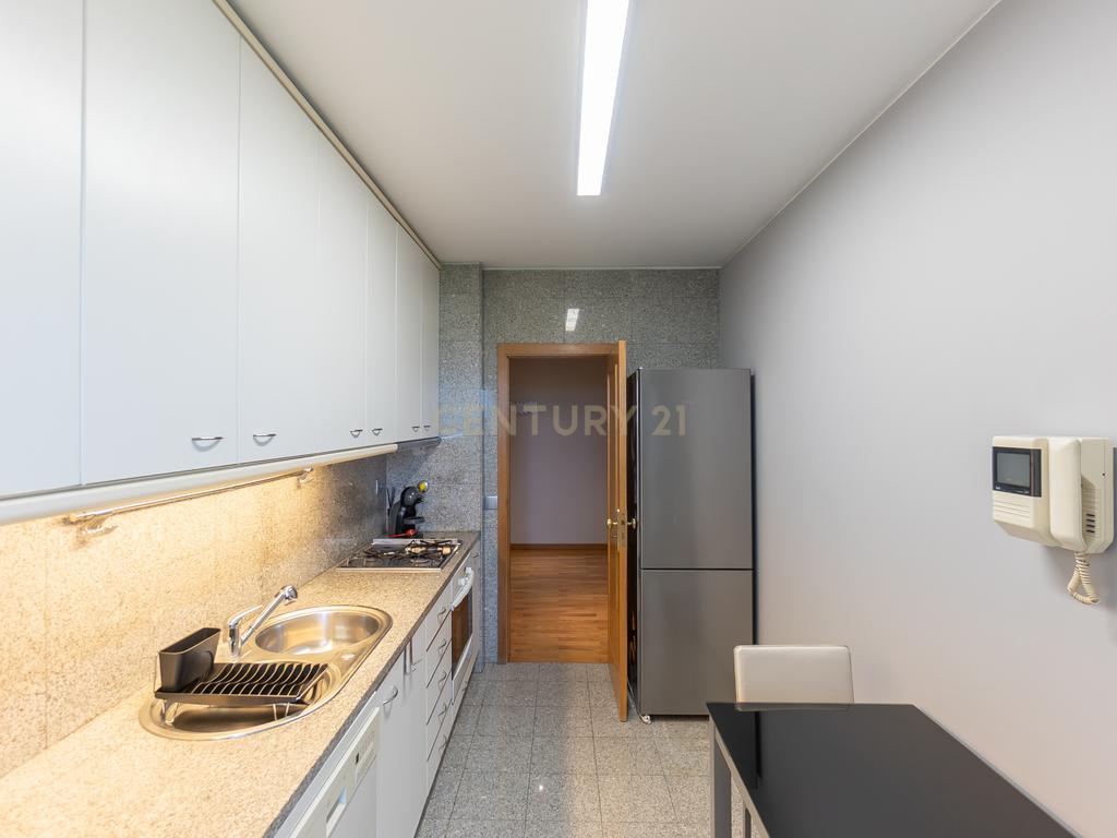Apartamento T2 para Arrendamento em Lordelo do Ouro, Porto - Image 12