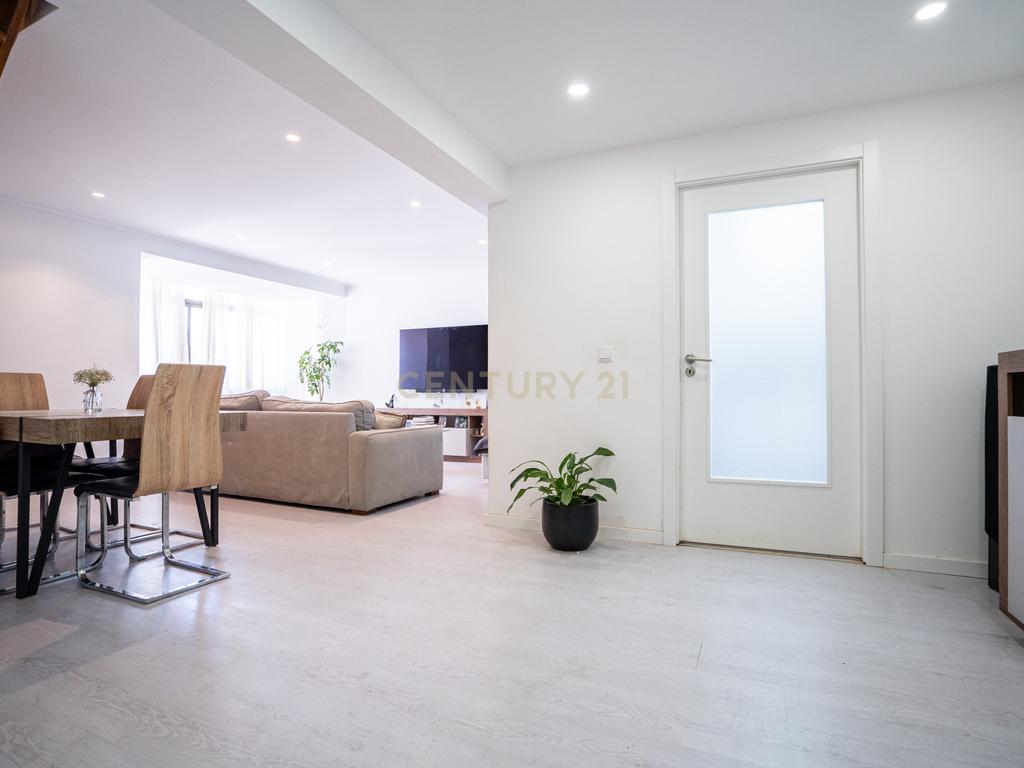 Fantástico Apartamento T2 Transformado em T3 na Parede – Próximo da Praia com estacionamento - Image 20