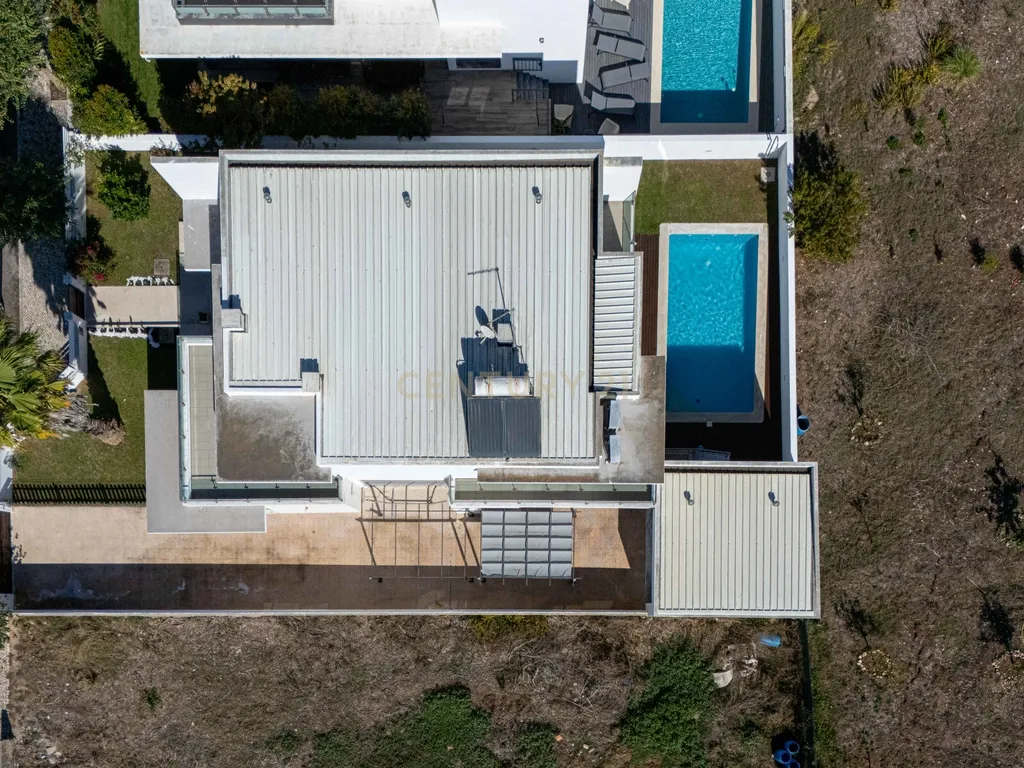 Moradia Isolada de Arquitetura Moderna com Piscina, Jardim e Garagem (Morelena /Pêro Pinheiro) - Image 63