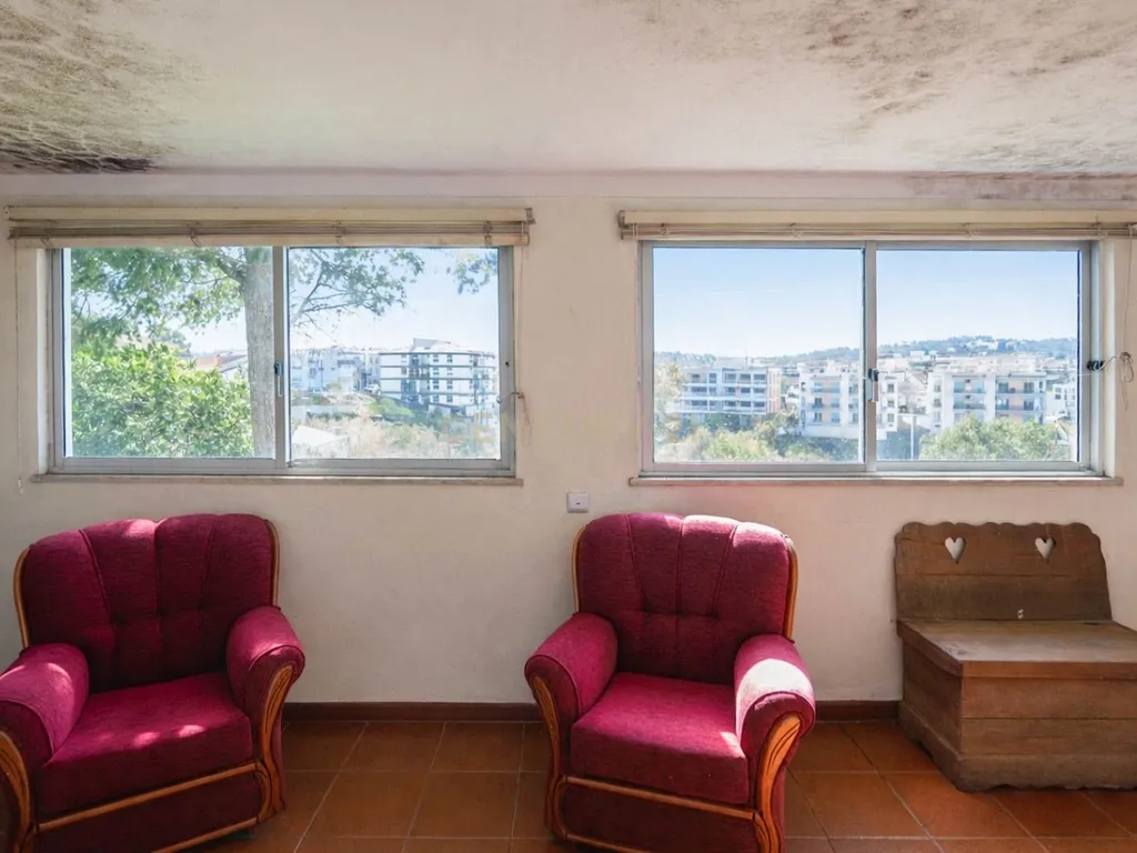 Excelente oportunidade de investimento no centro de São Martinho do Bispo, Coimbra. As referências C0289-01959 (moradia e terreno) e C0289-01957 (terreno) são vendidas em conjunto. - Image 28