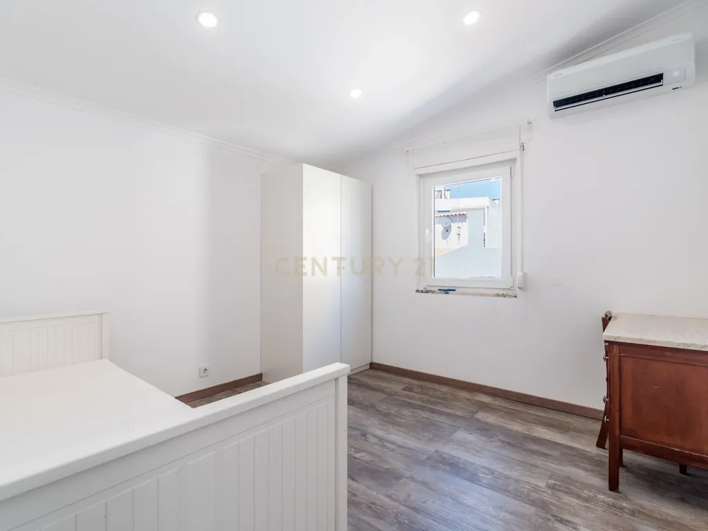 T4 Duplex totalmente renovado no Bairro do Progresso – Silves - Image 24