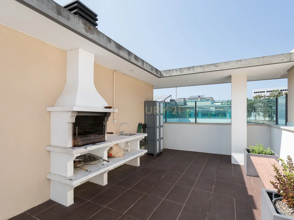 Apartamento T2 num condomínio com Vista Panorâmica em Odivelas, Famões - Image 32