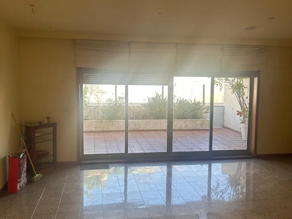 Luxuosa Moradia T3 em Folgosa, Maia - 310m² com Vista Montanha - Image 9