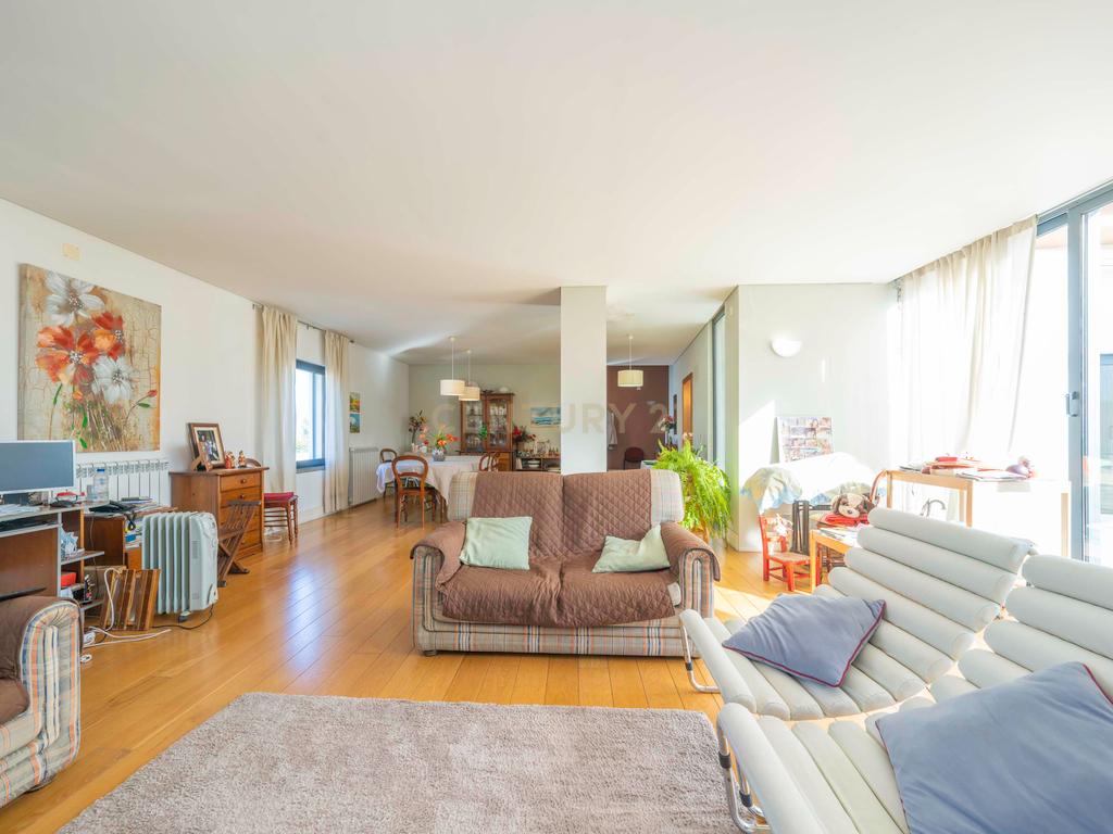 Moradia T5 Isolada, com Dois Pisos, Elevador e Terraço, com 800m2 de Terreno , na Quinta do Anjo, Palmela - Image 5