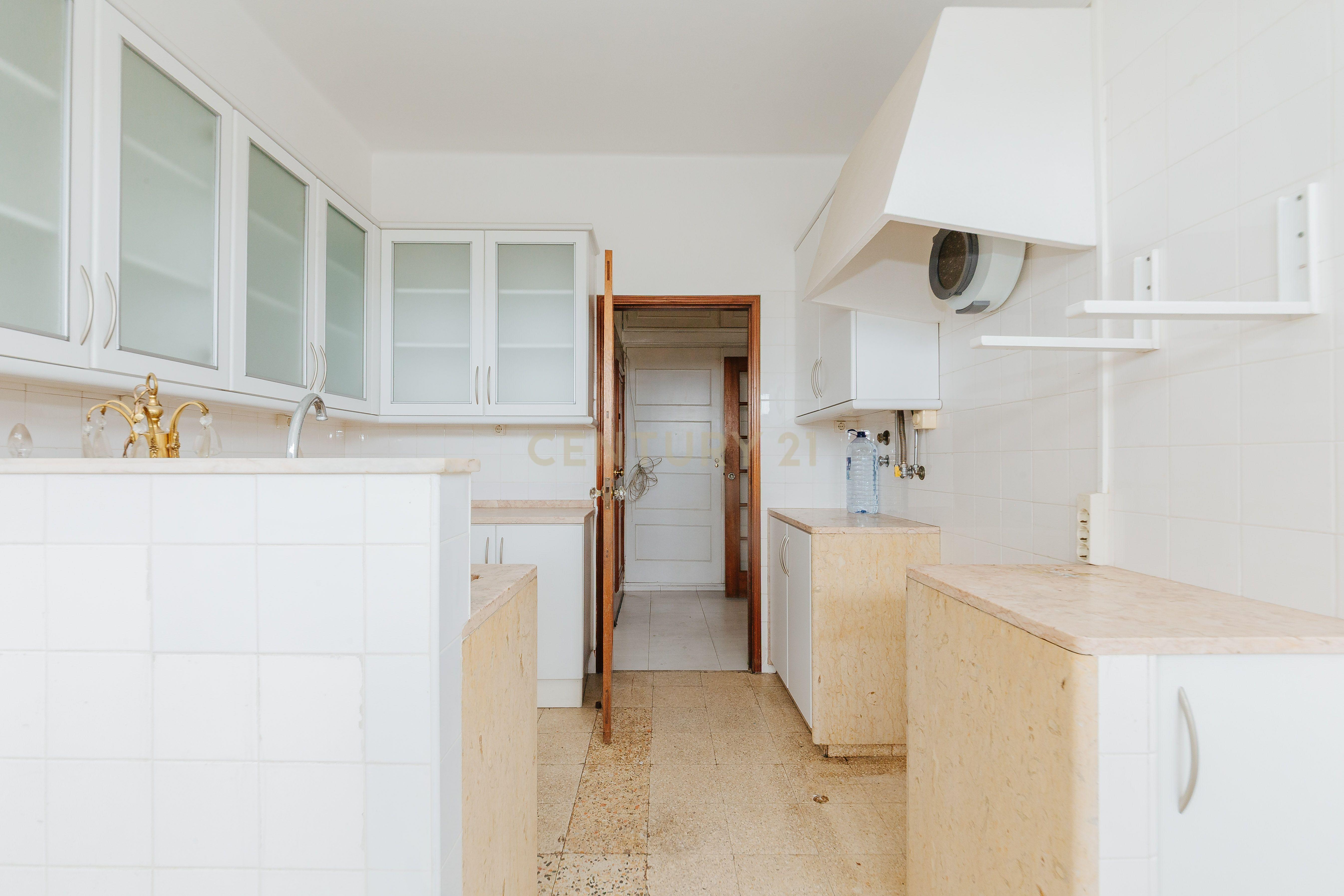 Fotografia 9 de Apartamento T4 para Remodelação nos Olivais, Lisboa - Oportunidade Única